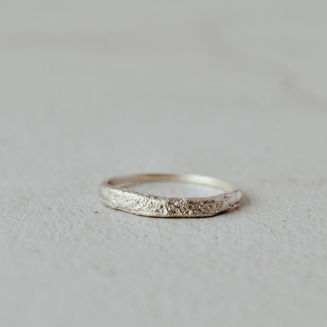 Half textured ring, narrow